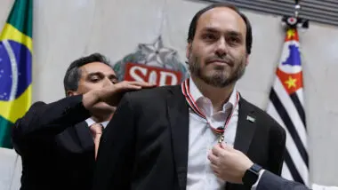 Carlos Bolsonaro é homenageado na Alesp em evento que defendeu Jair Bolsonaro como "único líder da direita".