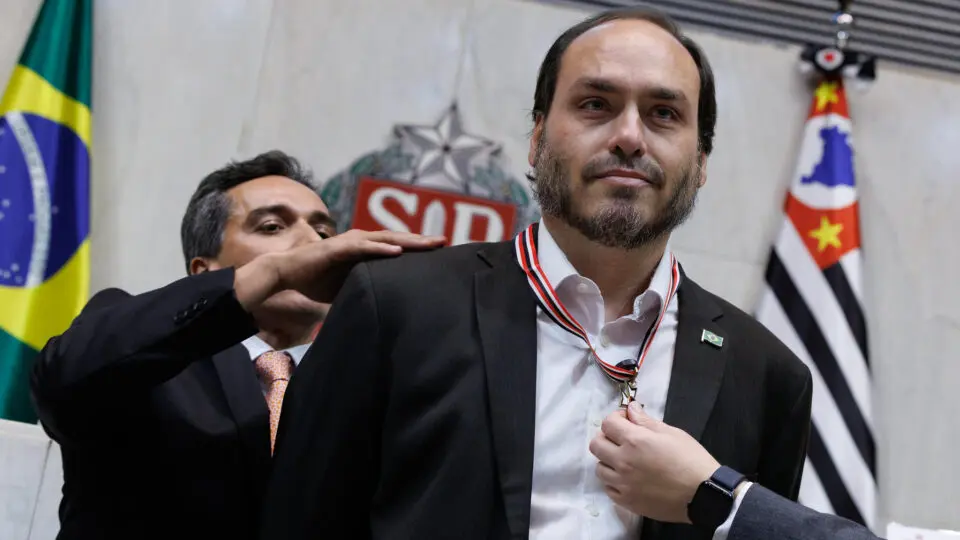 Carlos Bolsonaro é homenageado na Alesp em evento que defendeu Jair Bolsonaro como "único líder da direita".