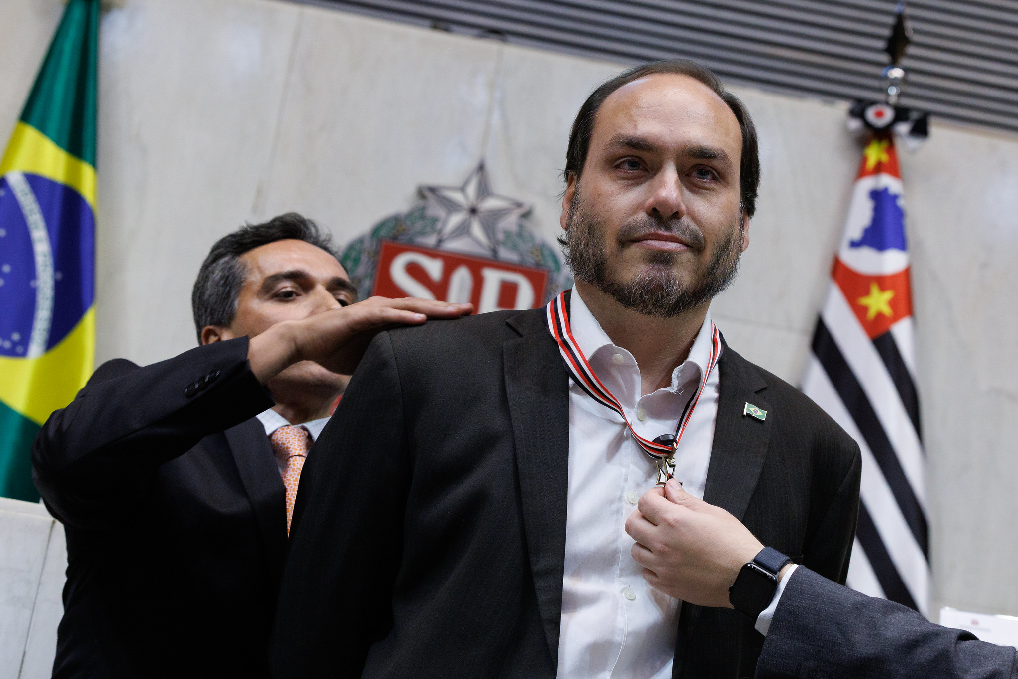 Carlos Bolsonaro, vereador do Rio de Janeiro e filho do ex-presidente, recebe a maior honraria da Alesp