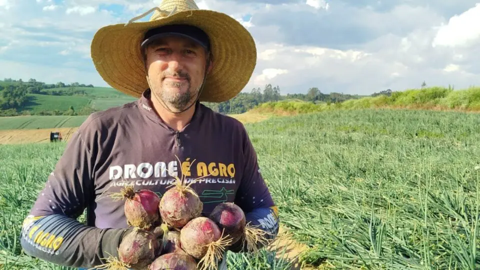 O agricultor Jelson Gesser planta cebolas desde a infância ao lado da família.