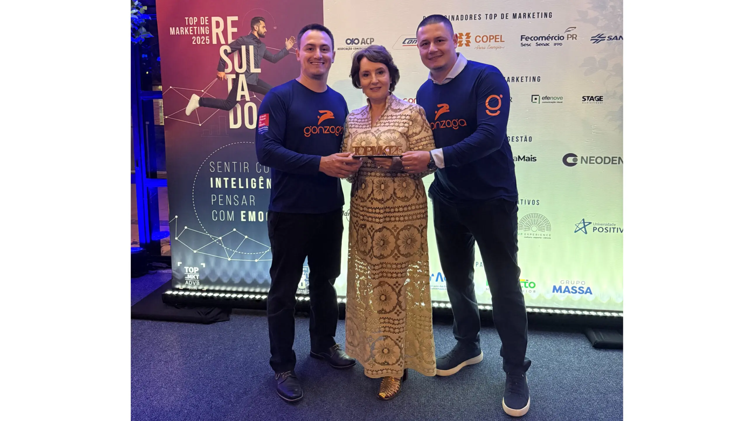 Eduardo, Dilca e Guilherme Gonzaga, à frente da Gonzaga, celebram a conquista do Top de Marketing