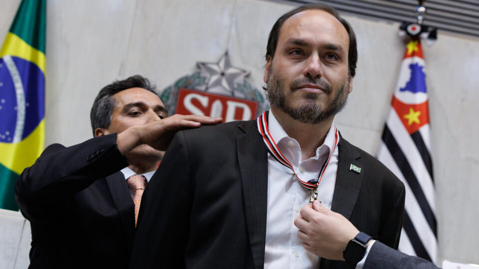 Homenagem a Carlos Bolsonaro vira ato de apoio político ao pai