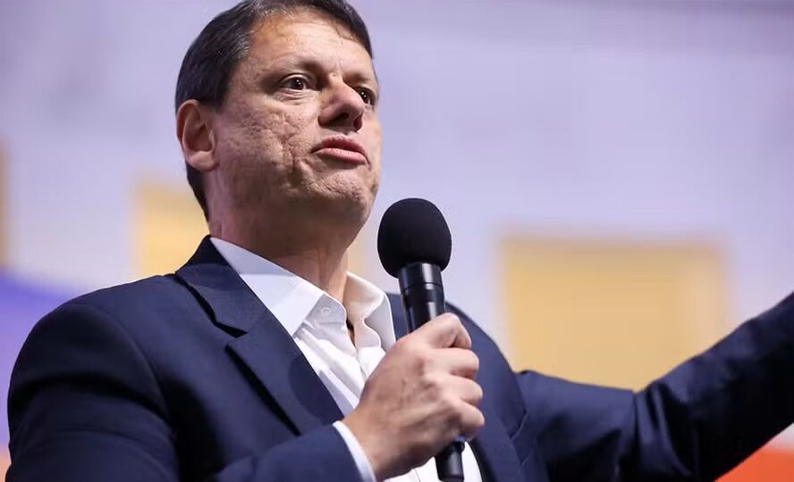 Tarcísio comenta candidatura de Flávio: “sou leal a Bolsonaro, pode contar com a gente”