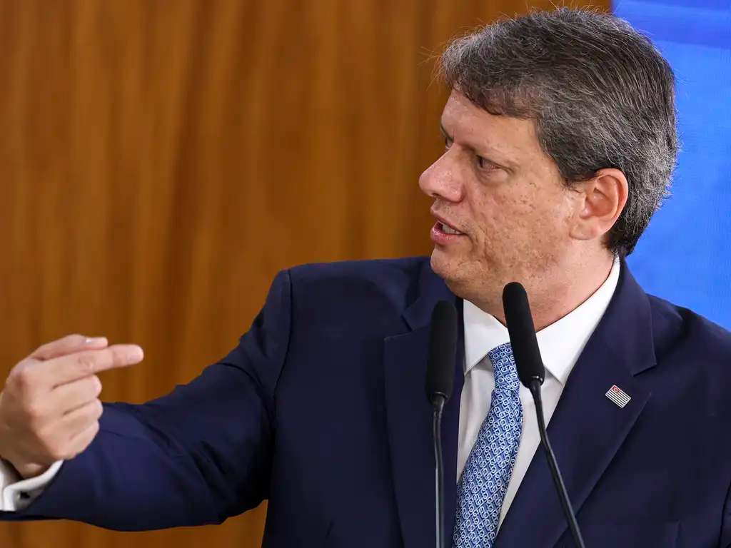 Nome de Tarcísio de Freitas ainda é cotado a presidente e adia definição sobre reeleição ao governo de SP.