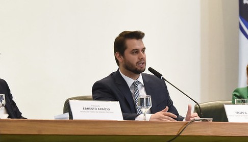 Moraes autorizou que Filipe Martins participe da sessão, negou participação de Fux e acolheu parcialmente a apresentação de slides.