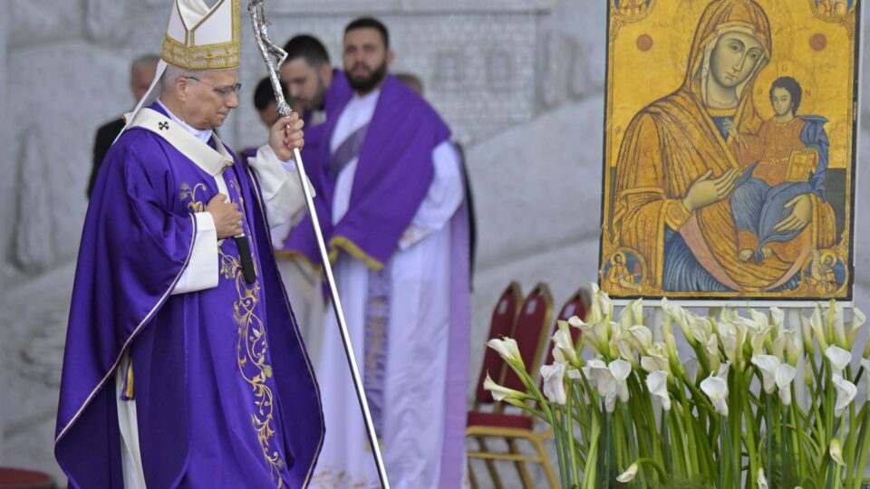 Papa Leão XIV usa veste litúrgica produzida no Paraná durante viagem apostólica