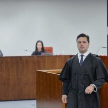 Chiquini vira alvo no STF por publicar vídeo de Dino no Carnaval Jeffrey Chiquini, advogado do ex-assessor Filipe Martins, durante o julgamento da ação penal nº 2693 (núcleo 2).