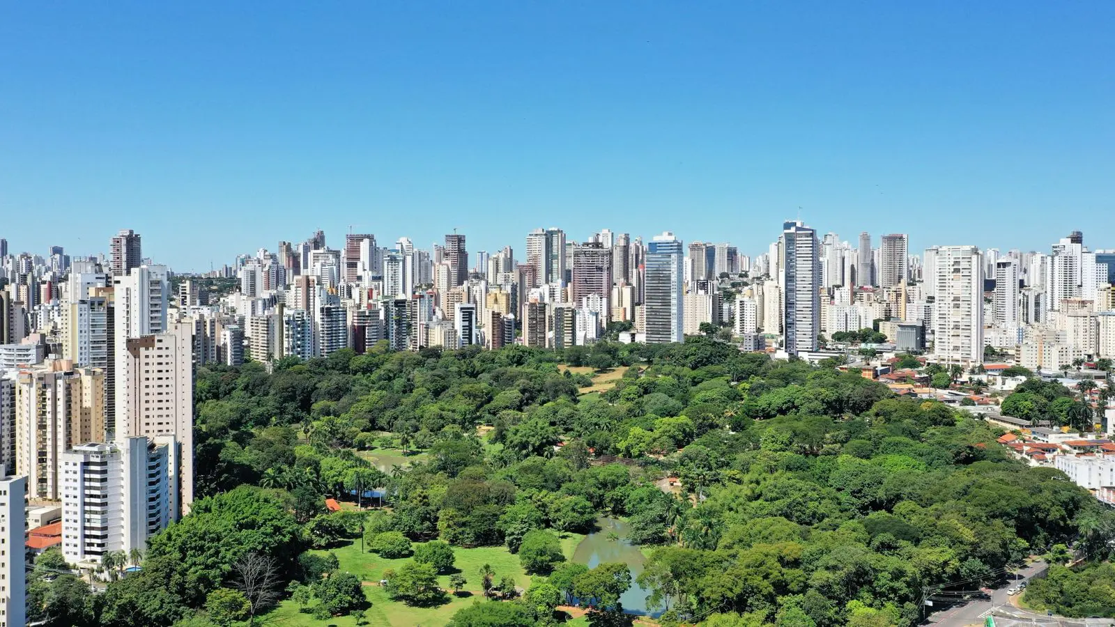 Goiânia transforma prosperidade em imagem: entre jatinhos, carros de alto padrão e indicadores econômicos em alta, a capital revela um luxo que nasce do Cerrado e redefine a ideia de riqueza no Brasil.