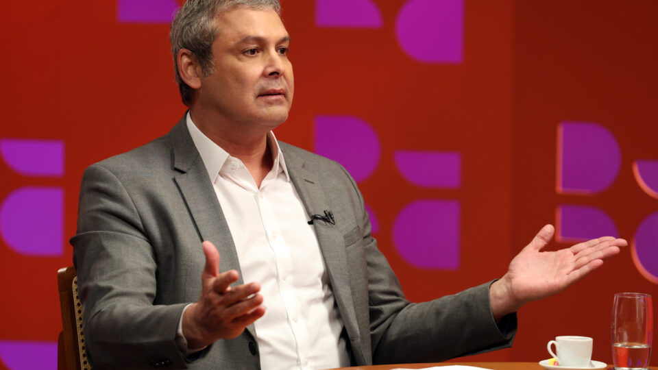 Líder do PT sugere que pautar redução de penas é “preço que Flávio cobrou” para retirar candidatura