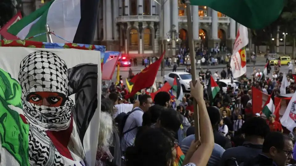 Partidos e movimentos de esquerda protestam contra Israel no Rio de Janeiro, poucos dias após o país ser atacado pelo Hamas, em 2023