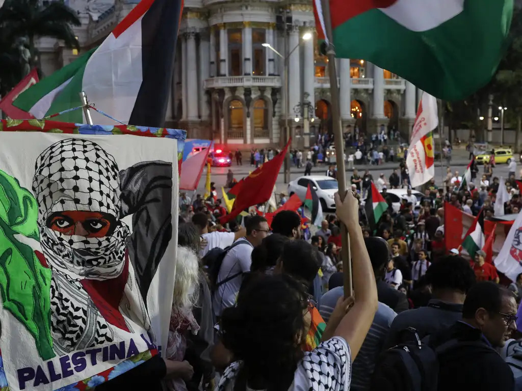 Partidos e movimentos de esquerda protestam contra Israel no Rio de Janeiro, poucos dias após o país ser atacado pelo Hamas, em 2023