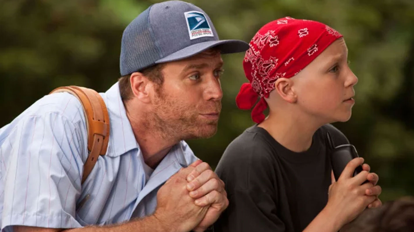 O carteiro Brady e o Garoto Tyler, personagens principais do filme &#8220;Cartas para Deus&#8221;.