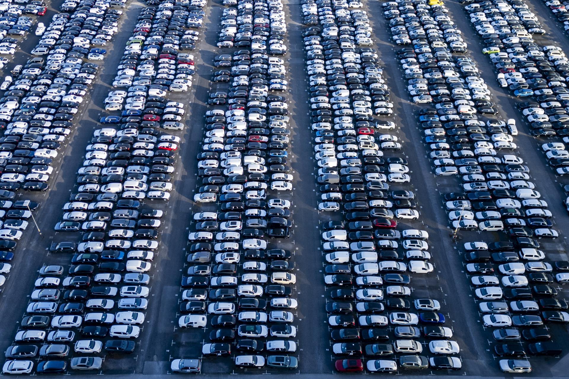Carros em estacionamento na Alemanha.
