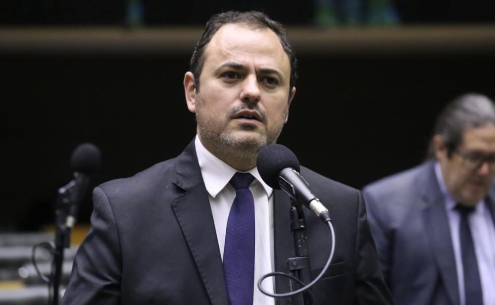 Glauber Braga ocupa cadeira de Motta e causa confusão