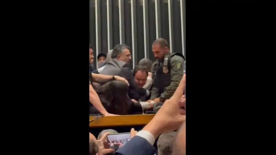 Glauber Braga ocupa cadeira de Motta e causa confusão na Câmara