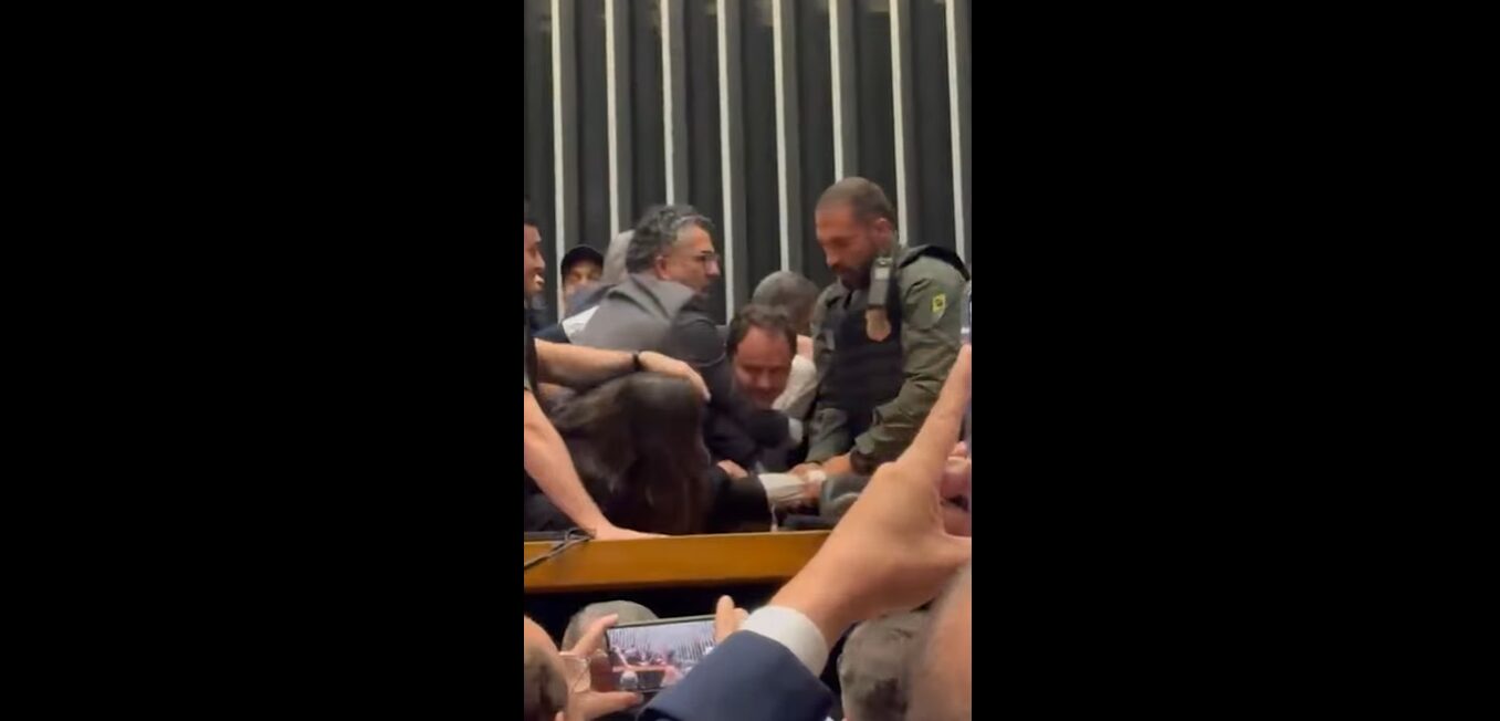 Polícia Legislativa foi chamada para retira o deputado federal Glauber Braga (PSOL-RJ) da Mesa Diretora da Câmara.
