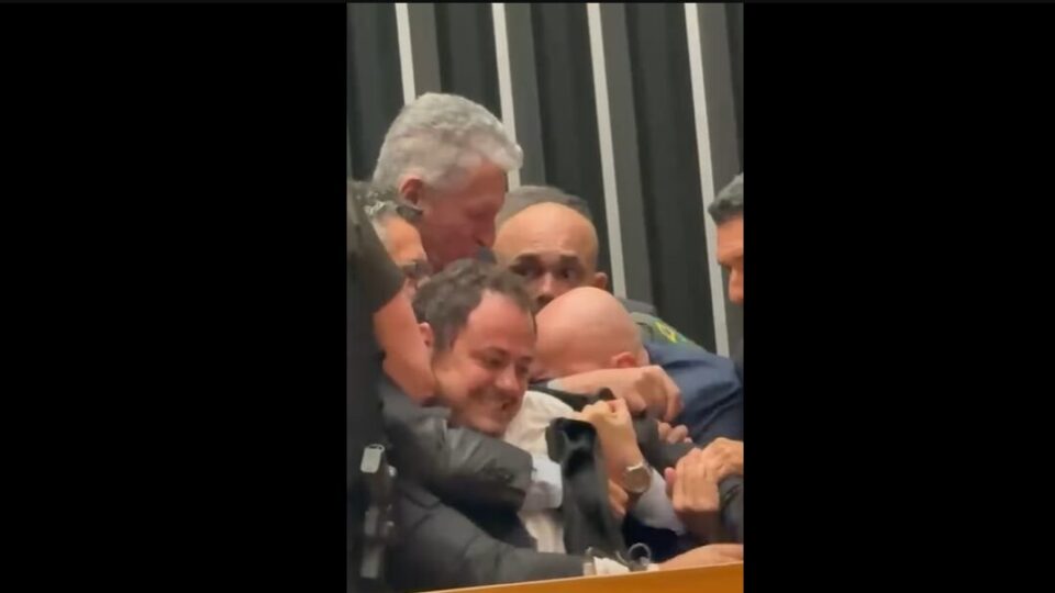 Glauber Braga é retirado à força após ocupar cadeira de Motta e causar confusão na Câmara