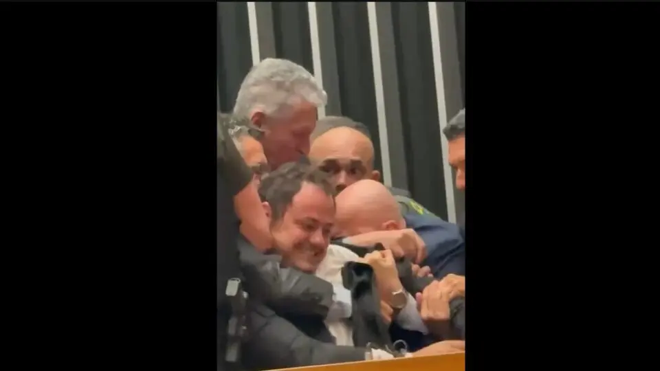 Glauber Braga ocupa cadeira de Motta e causa confusão na Câmara