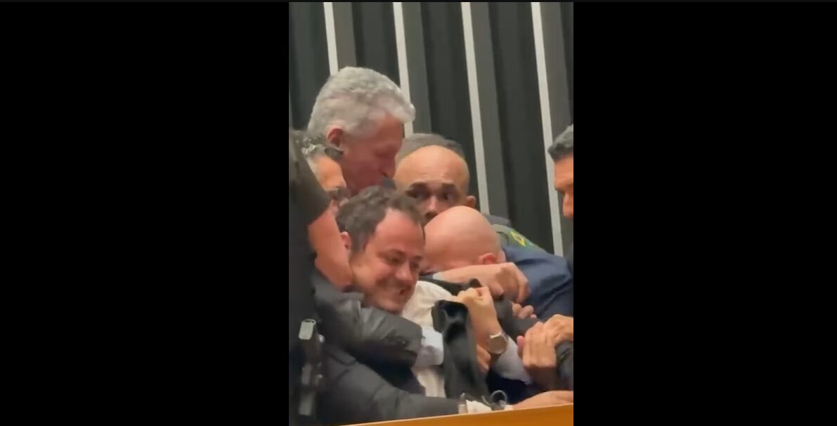 Glauber Braga foi retirado à força da Mesa Diretora pela Polícia Legislativa.