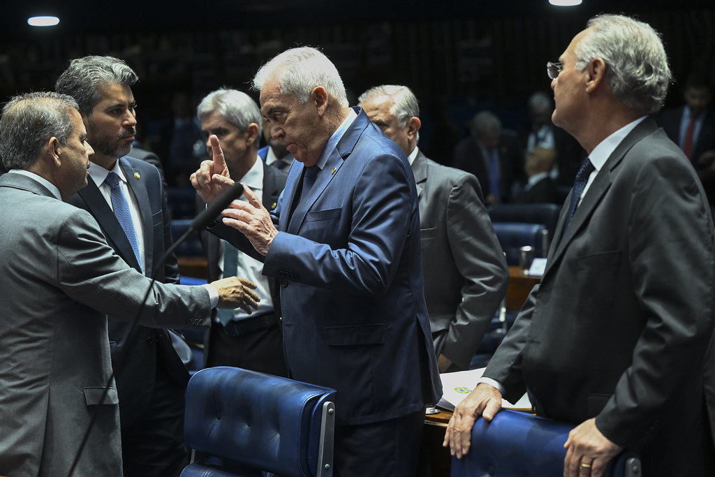 Presidente da CCJ do Senado, Otto Alencar (PSD-BA), de dedo em riste, quer mais tempo para discutir dosimetria; Renan Calheiros (MDB-AL), à direita, quer retirar redução de penas para Jair Bolsonaro