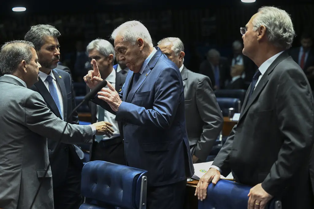 Otto Alencar discute com senadores sobre dosimetria