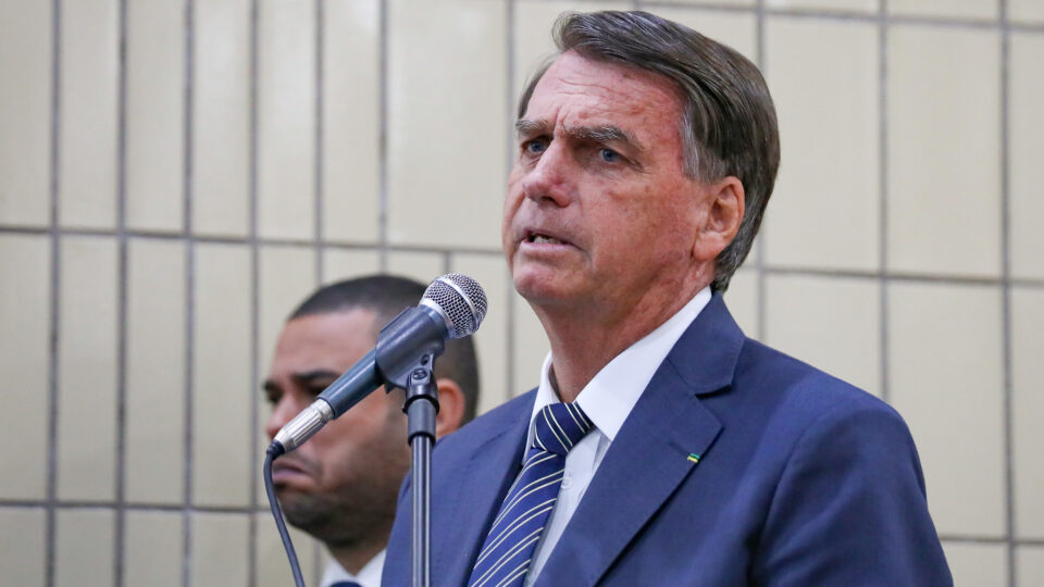 Defesa pede autorização para Bolsonaro passar por cirurgias
