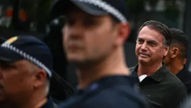 Fora das urnas: Jair Bolsonaro escoltado por policiais, na saída do DF Star. Pesquisa Ipsos-Ipec obteve que 49% do eleitorado acha negativa sua ausência nas eleições de 2026.