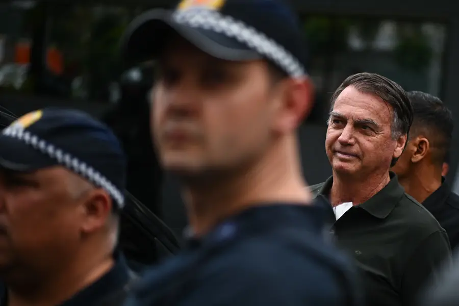 Fora das urnas: Jair Bolsonaro escoltado por policiais, na saída do DF Star. Pesquisa Ipsos-Ipec obteve que 49% do eleitorado acha negativa sua ausência nas eleições de 2026.