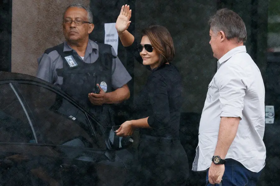 Preferência: Michelle Bolsonaro, em visita a Jair Bolsonaro na Superintendência da Polícia Federal em Brasília. A ex-primeira-dama aparece na pesquisa Ipsos-Ipec como o nome mais competitivo contra Lula.
