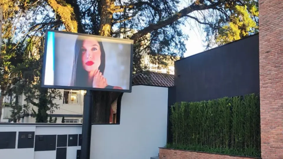 Painéis de LED da LED One transformam a fachada deste comércio, trazendo visibilidade, engajamento e atualização em tempo real para os clientes.