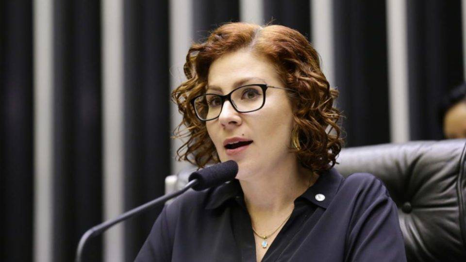 Deputada federal Carla Zambelli (PL-SP). A parlamentar sofre processo de cassação na Câmara e seu advogado aponta para risco à democracia.