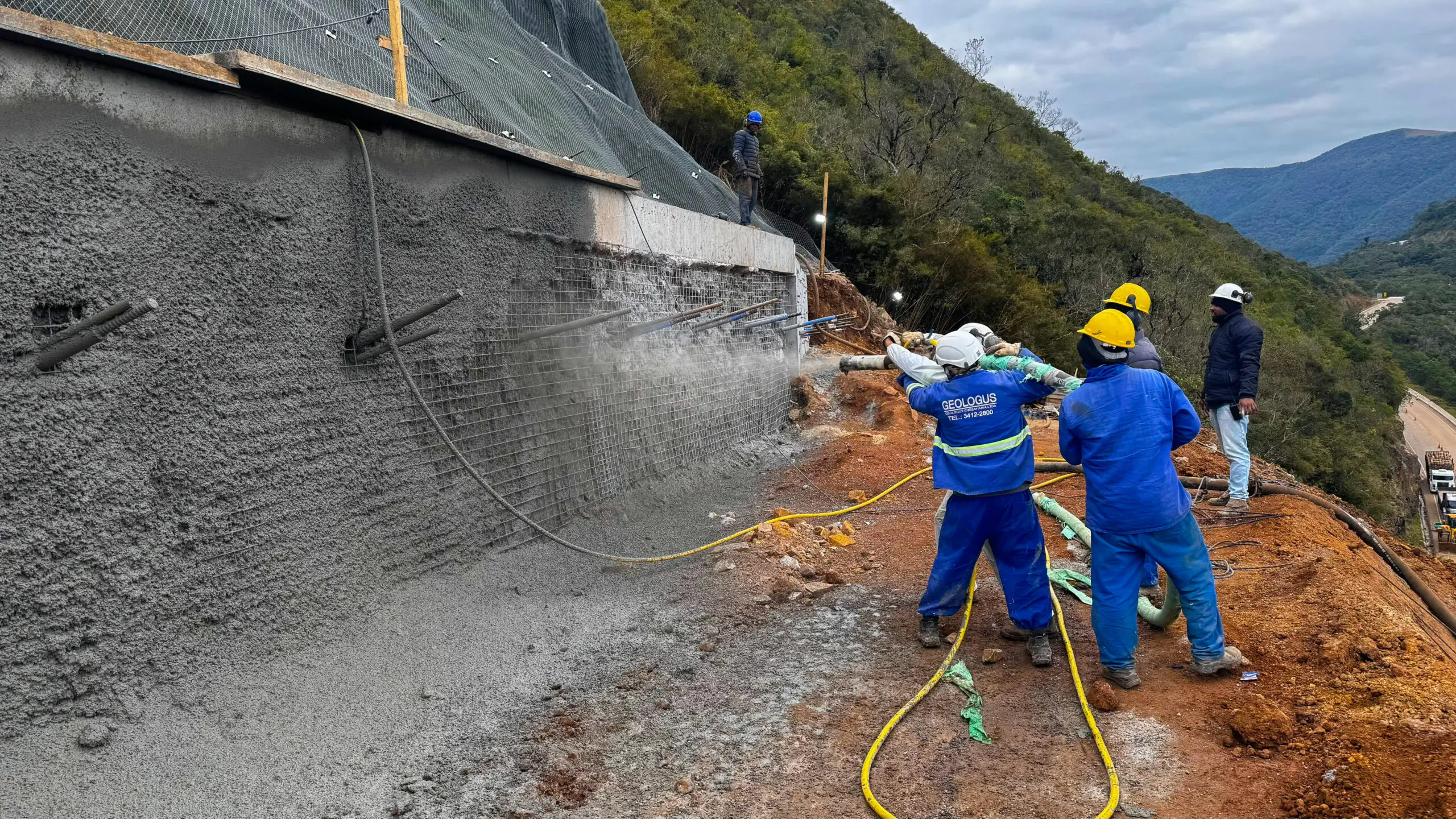 Contenção em construção deve permitir avanço da pavimentação e conclusão da ligação entre SC e RS.