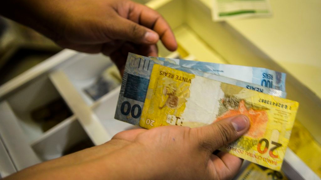 Acumulado de 12 meses ficou em 4,46%, abaixo do teto da meta de 4,5% e que pressiona BC a cortar juros.