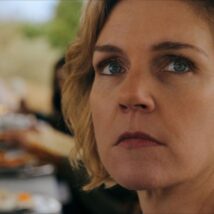 Reah Seehorn brilha como protagonista na série “Pluribus” Imagem referente a matéria