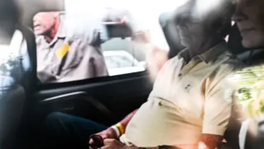 Jair Bolsonaro, a caminho do hospital DF Star. Em meio ao agravamento do estado de saúde, o ex-presidente se nega a dar entrevistas na prisão e Moraes altera regras.