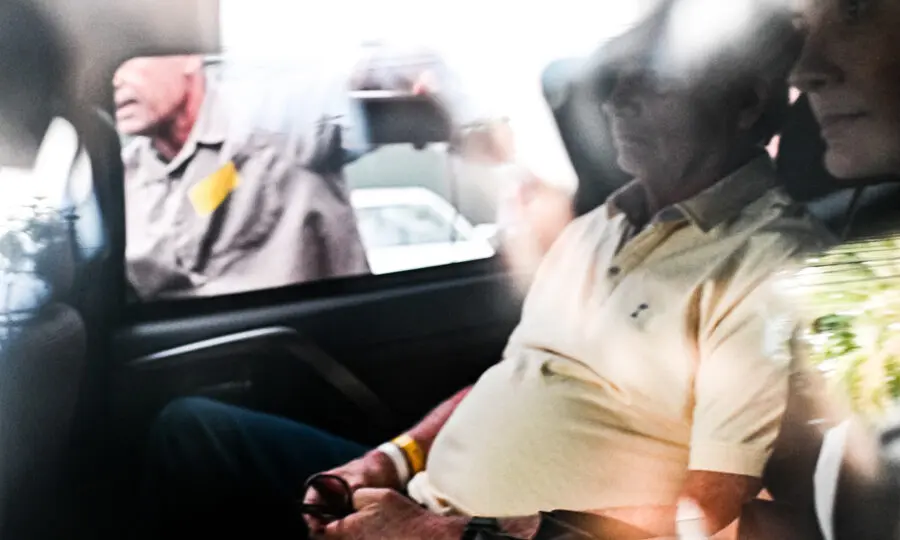 Jair Bolsonaro, a caminho do hospital DF Star. Em meio ao agravamento do estado de saúde, o ex-presidente se nega a dar entrevistas na prisão e Moraes altera regras.