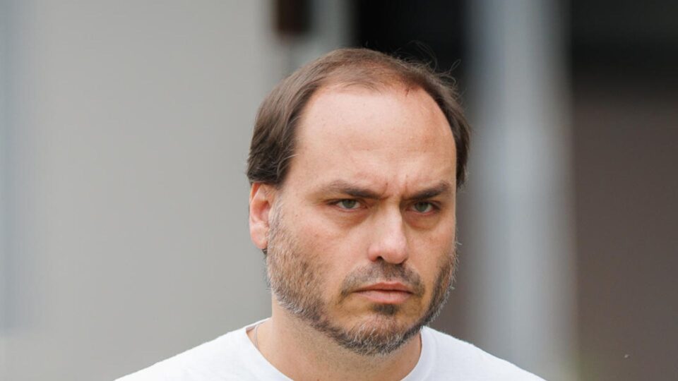 “P*tinha do sistema”: como Carlos Bolsonaro sabota o bolsonarismo