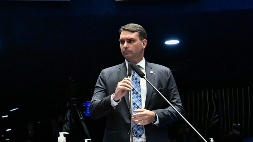 Presidente do PT ironiza candidatura de Flávio Bolsonaro à presidência em 2026