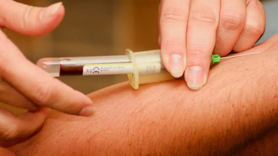 Pesquisadores demonstraram que exames de sangue podem detectar a Doença de Alzheimer com até 90% de precisão
