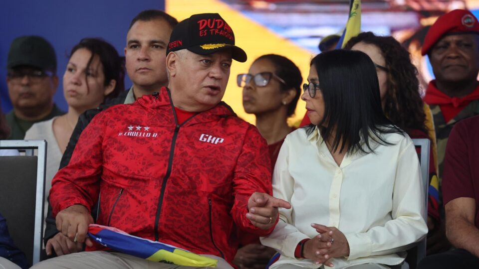 “Manchado de sangue”, “pobre Nobel”: chavistas se desesperam com prêmio a María Corina