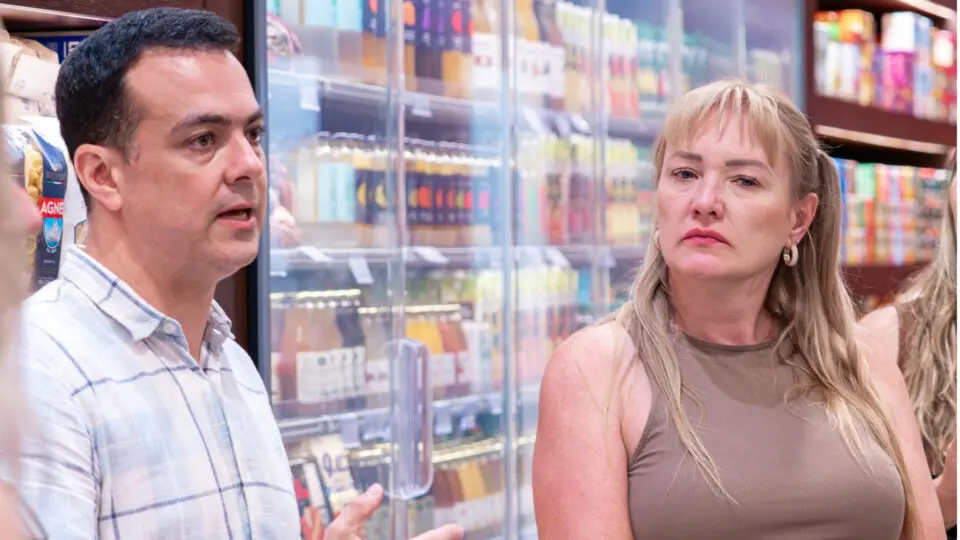 Eliane Müller, representante da IG Banana de Corupá (SC), acompanha a explicação de Pedro Farinha sobre a operação da Padaria Família Farinha e o mercado curitibano para produtos de origem.
