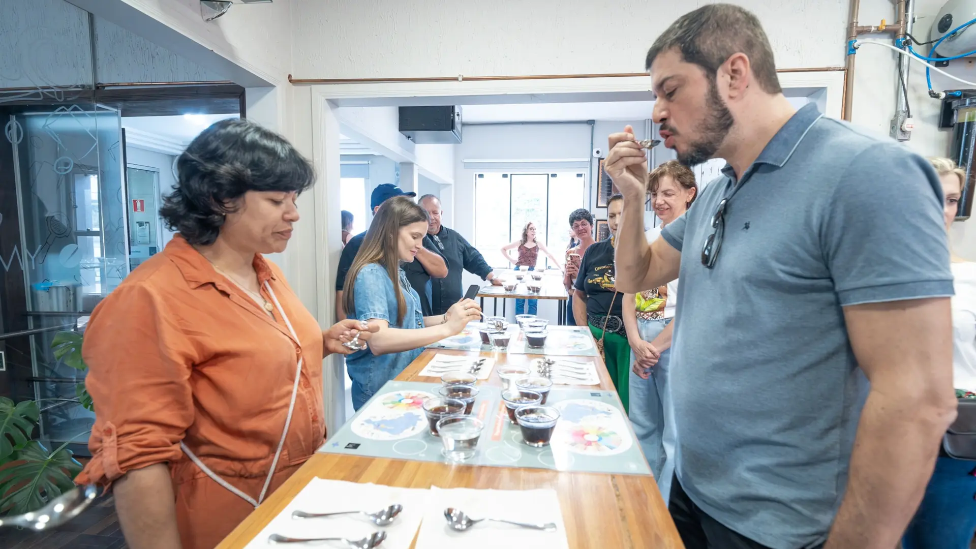 Rafaelle Cristine Mendes, da Colônia Witmarsum durante a experiência sensorial no Lucca Cafés Especiais.