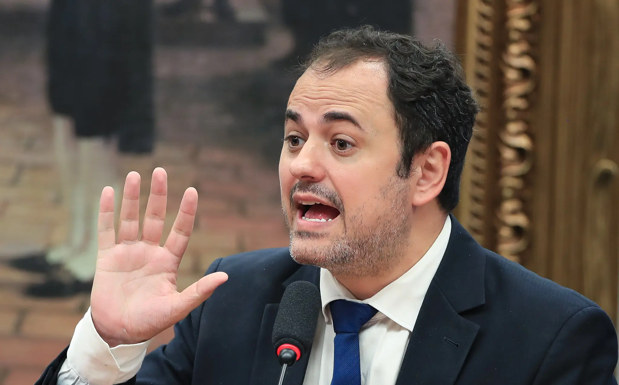 Câmara recua de cassação e suspende Glauber Braga por 6 meses