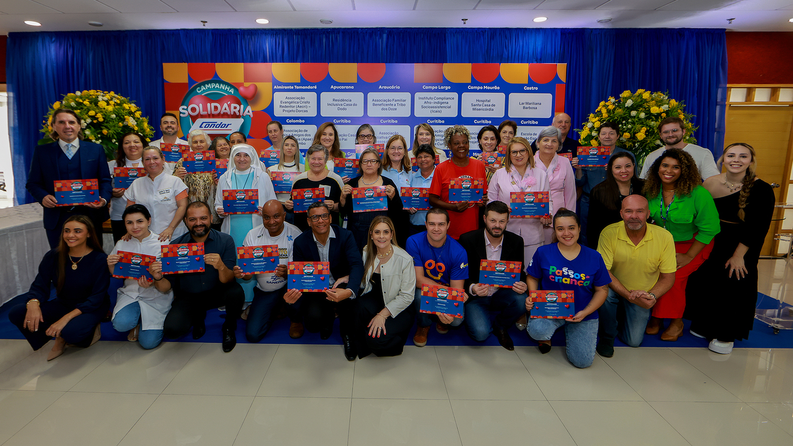 Foto com os representantes das instituições beneficiadas