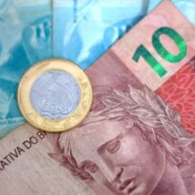 No Brasil, o salário mínimo é o menor valor que deve ser pago a empregados formais, e também serve de piso para aposentadorias, pensões e outros benefícios. Imagem referente a matéria