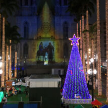 Projeção na Sé, iluminação de árvores e atrações gratuitas levam moradores e turistas ao centro de São Paulo. Imagem referente a matéria