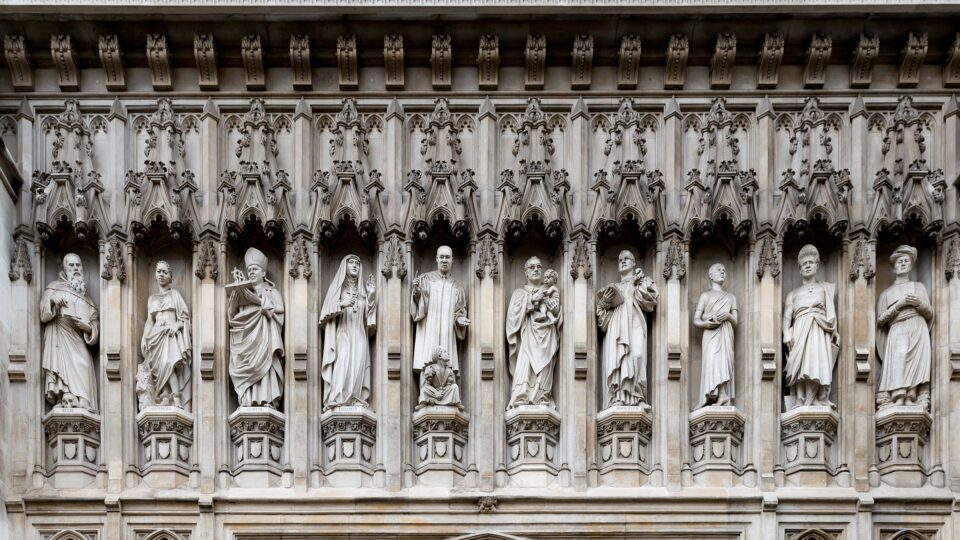 O século dos mártires: as dez estátuas da fachada oeste da Abadia de Westminster