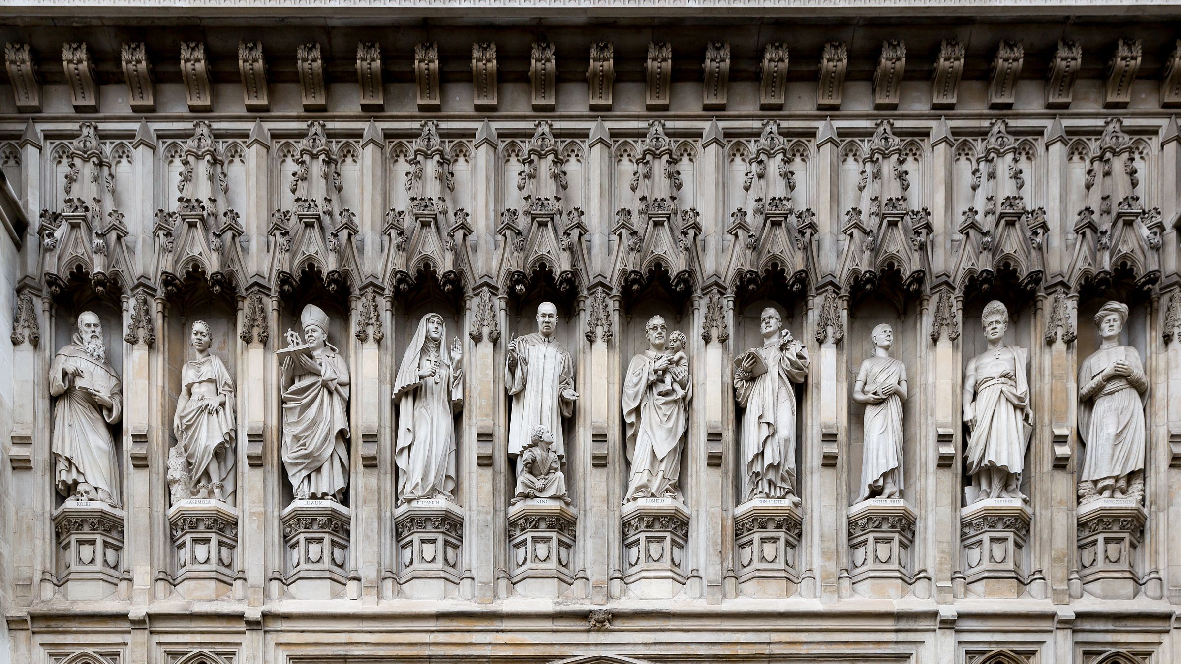 Estátuas dos mártires do século 20 na Abadia de Westminster, em Londres.