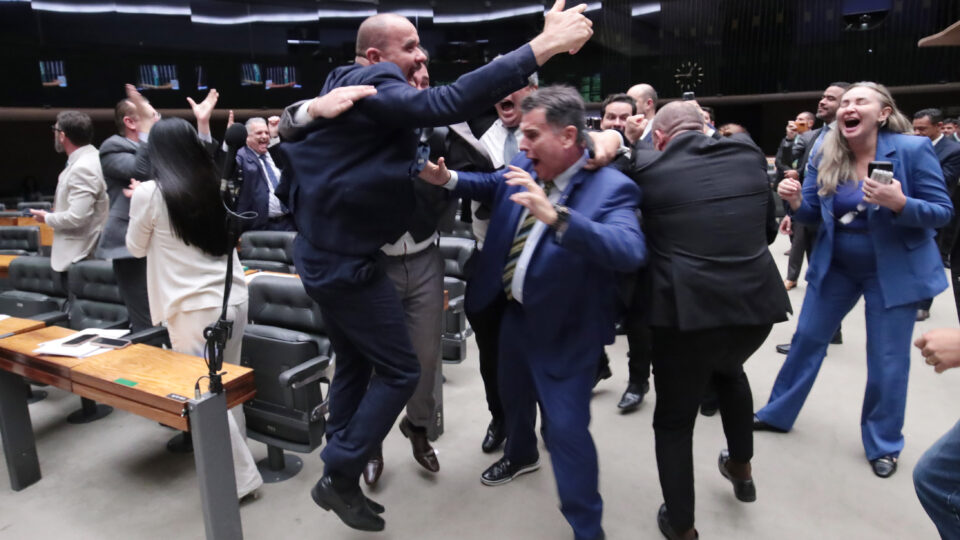 Como votou cada deputado na sessão que manteve mandato de Carla Zambelli