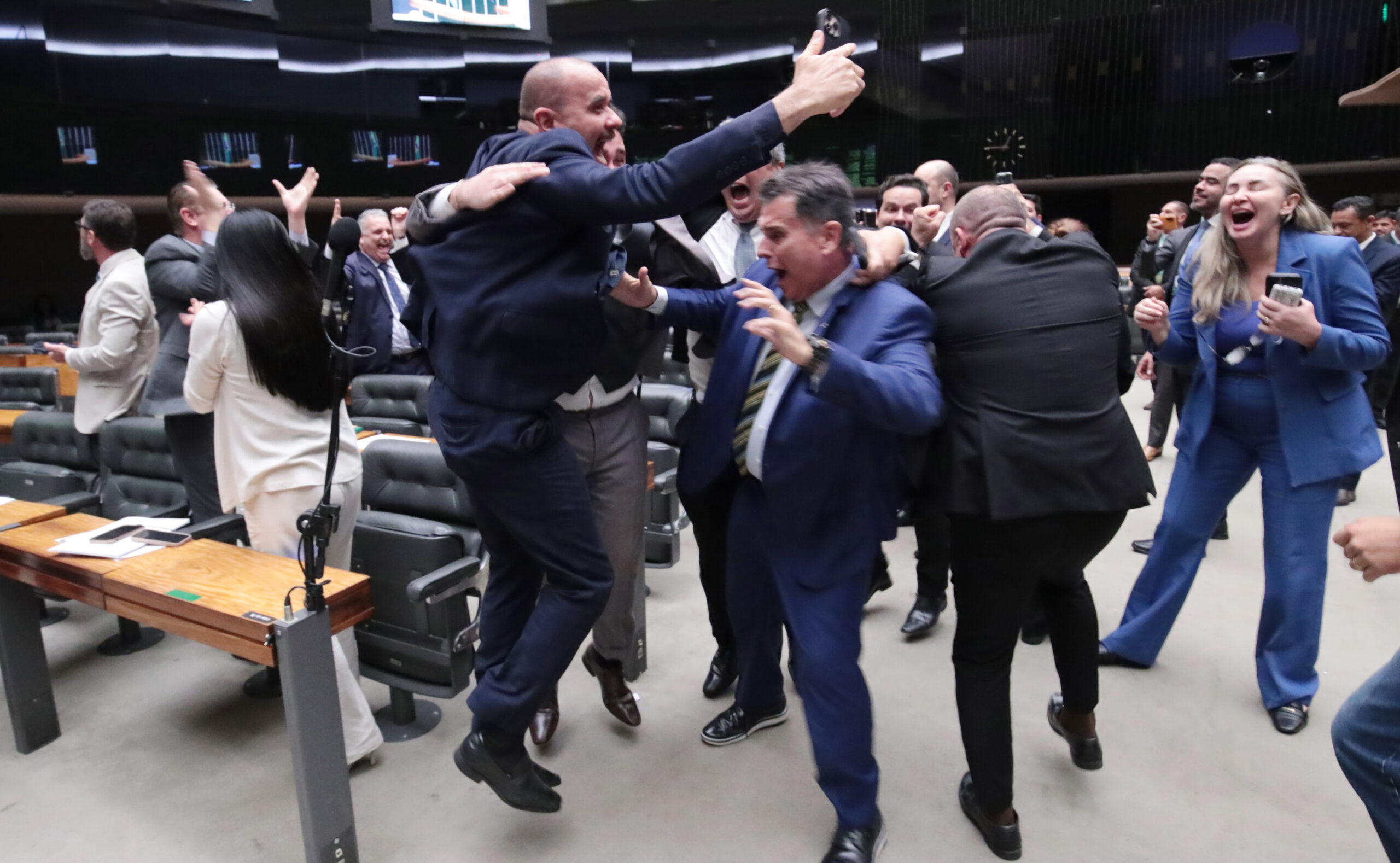 Oposição comemora rejeição da cassação de Carla Zambelli no plenário. Veja como votou cada deputado.